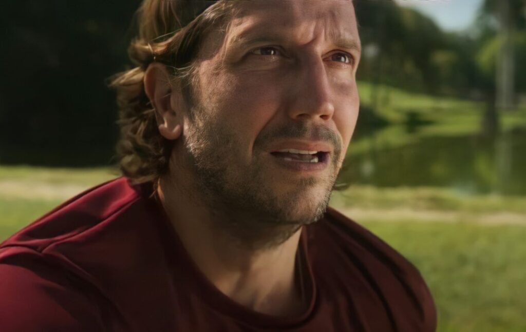 Neném sofre acidente e fica impossibilitado de jogar futebol em 'Quanto Mais Vida Melhor'