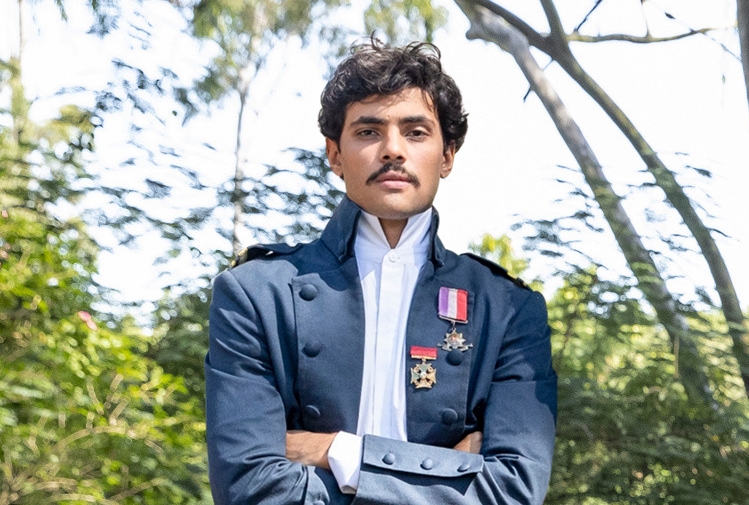 Tonico embriaga Bernardinho e o envia para a guerra em 'Nos Tempos do Imperador'