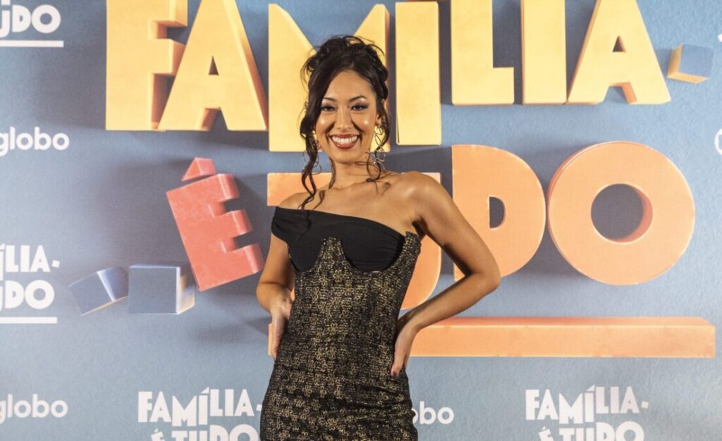 Ana Hikari investe em brilho na coletiva de 'Família É Tudo'