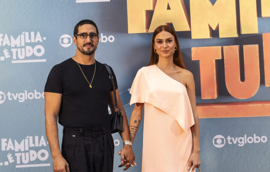 Renato Góes e Thaila Ayala posam em coletiva de ‘Família É Tudo’