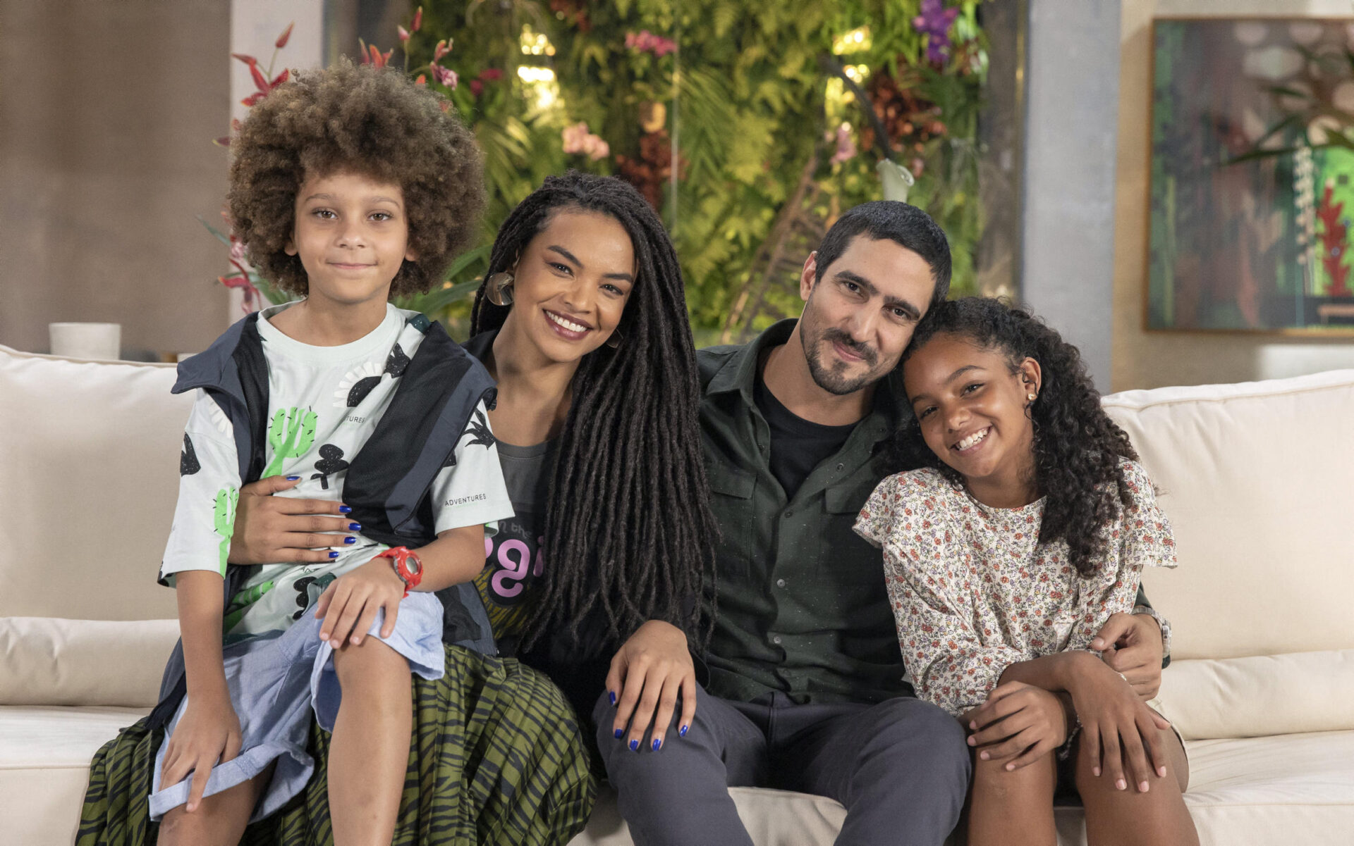 Tom (Renato Góes), Paulina (Lucy Ramos), Pudim (Atonio Caramelo) e Laurinha (Sophia Rosa) em 'Família É Tudo'