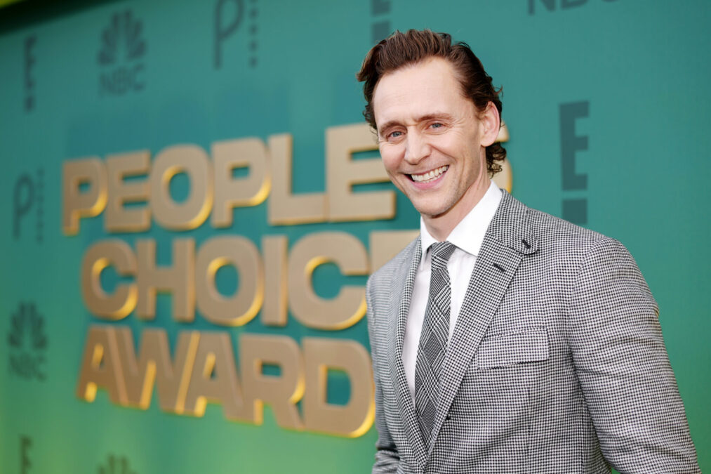 Tom Hiddleston é premiado no People's Choice Awards 2024 com "Loki"
