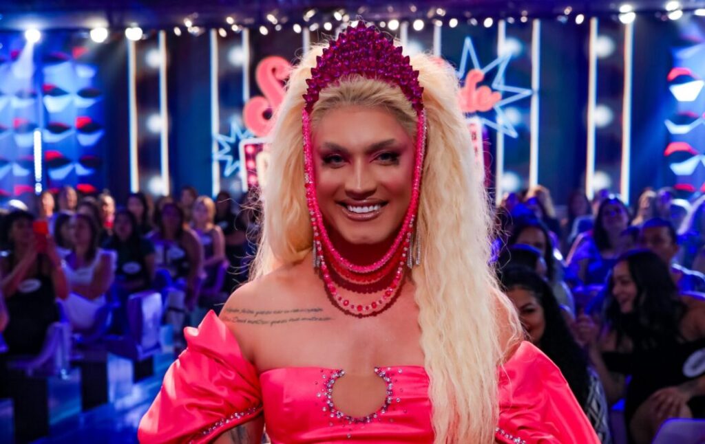 Aretuza Lovi homenageia Elke Maravilha no Programa Silvio Santos!