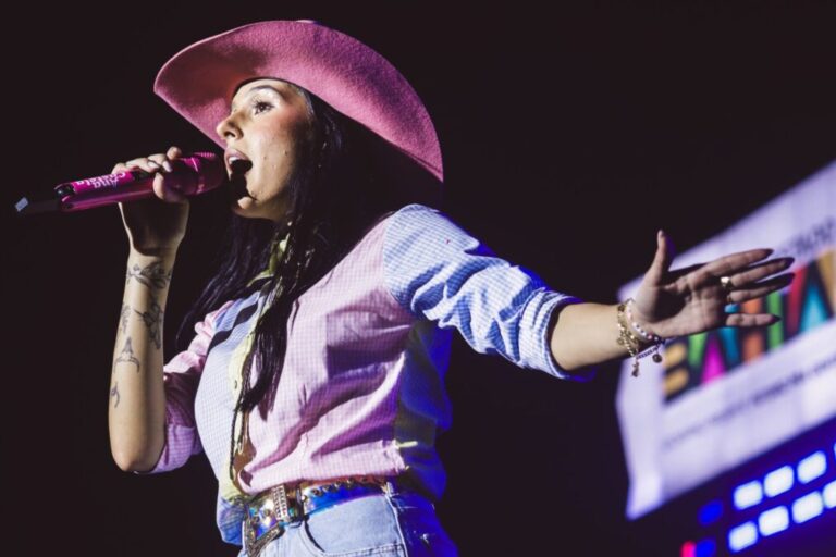 Ana Castela leva multidão ao São João da Bahia; assista ao show ao vivo!