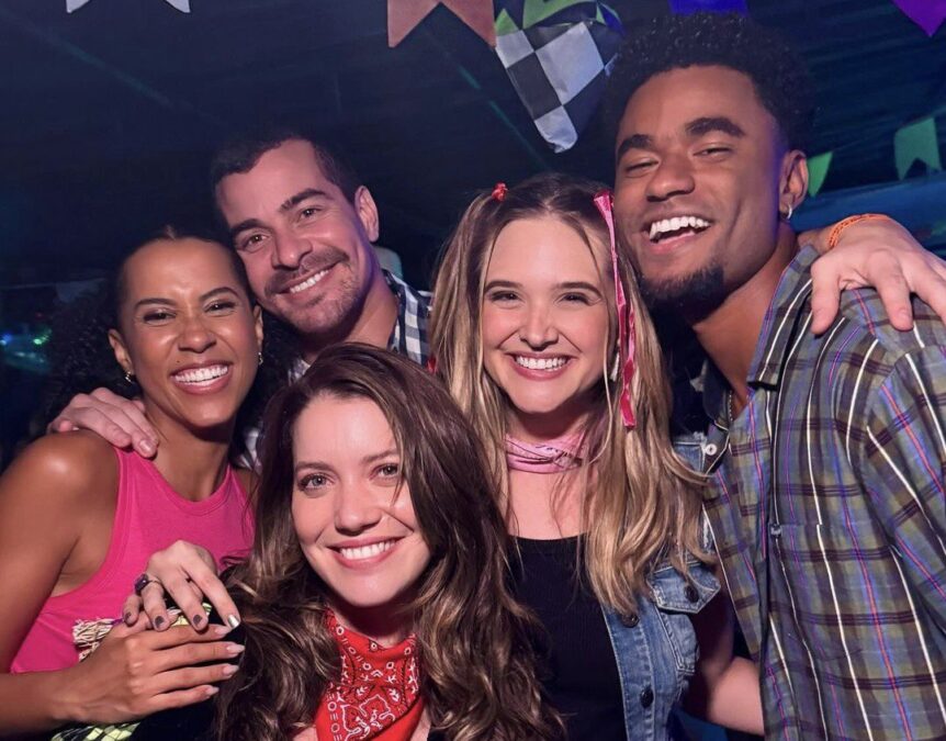 Elenco de 'Família É Tudo' comemora 100 capítulos com festa de São João!