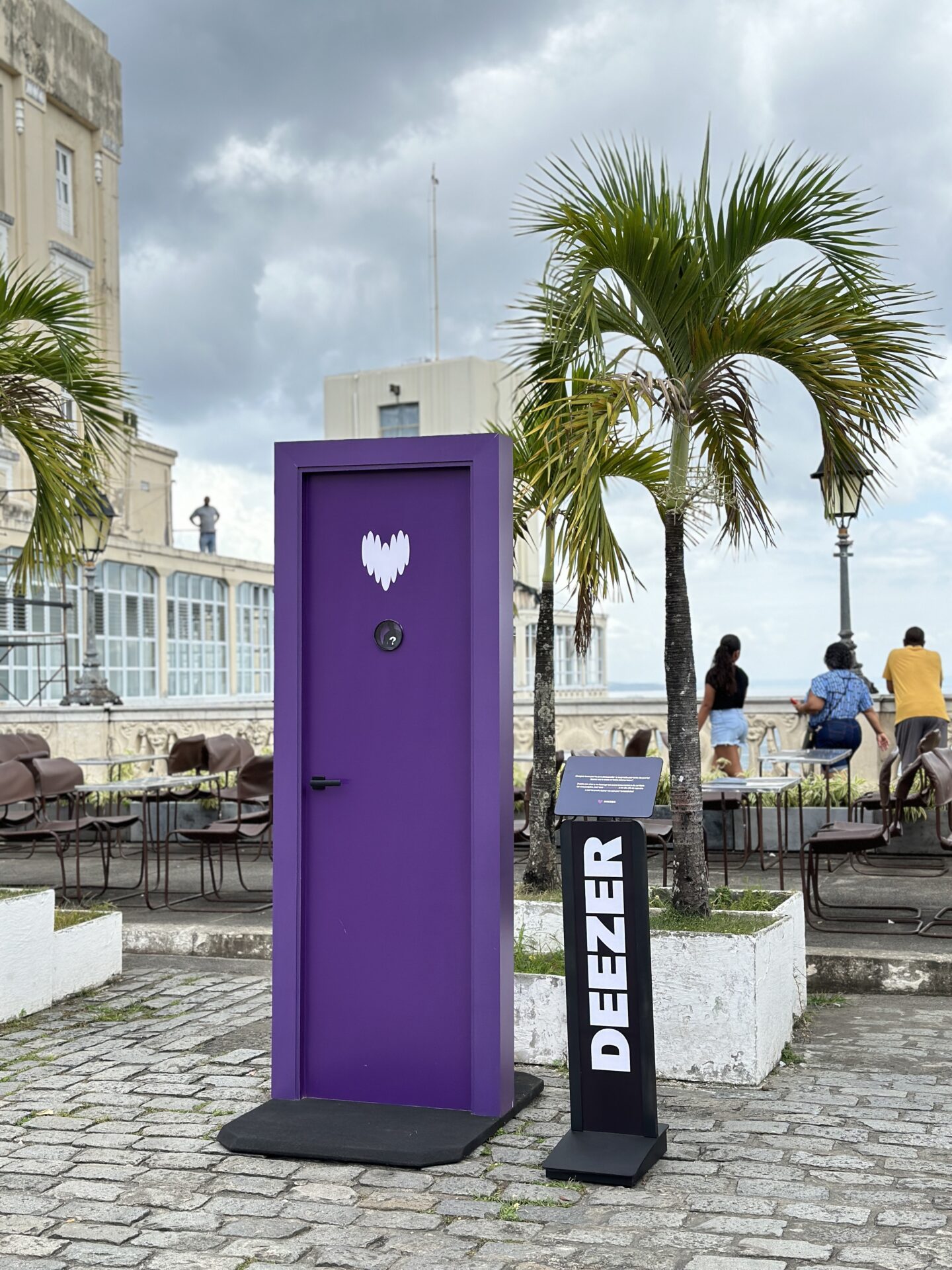 Purple Door: Deezer espalha portas roxas por Salvador.