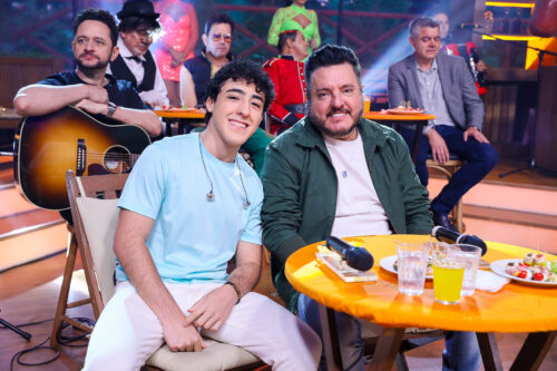 Bruno e Enzo Rabelo, pai e filho cantam juntos no Programa do Ratinho!