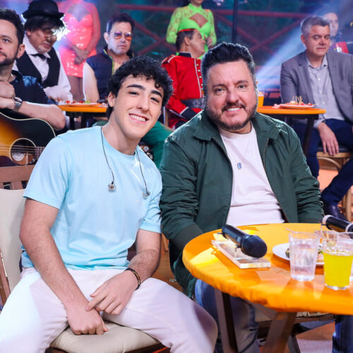 Bruno e Enzo Rabelo, pai e filho cantam juntos no Programa do Ratinho!