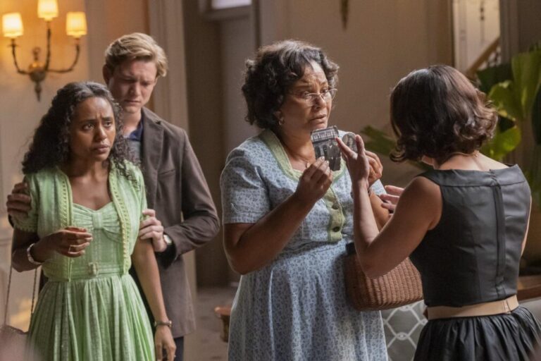 Clarice se choca ao descobrir que Beatriz é sua filha em 'Garota do Momento'