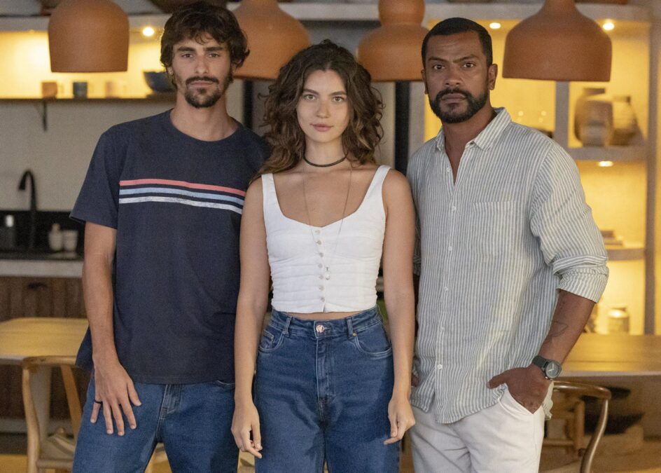 Em 'Mania de Você', Cristiano volta e surpreende Michele na casa de Daniel