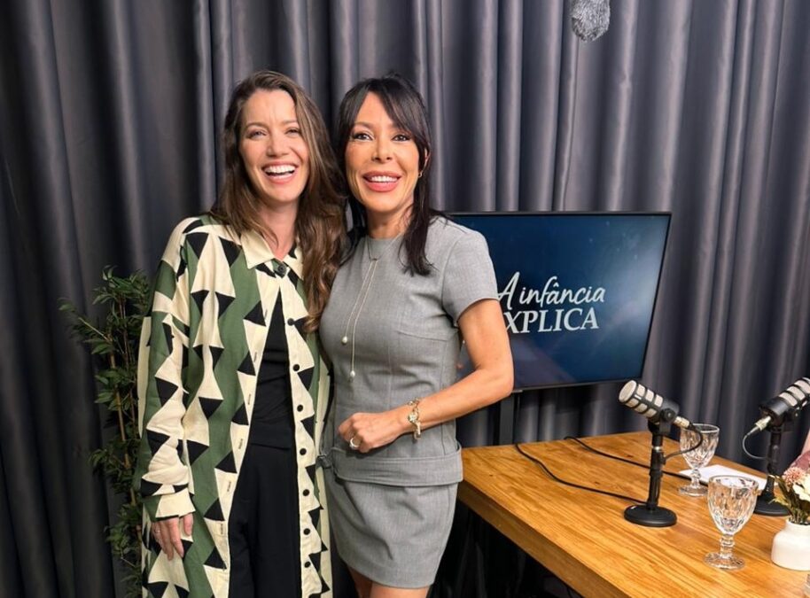 Nathalia Dill e Telma Abrahão nos bastidores do podcast "A Infância Explica".