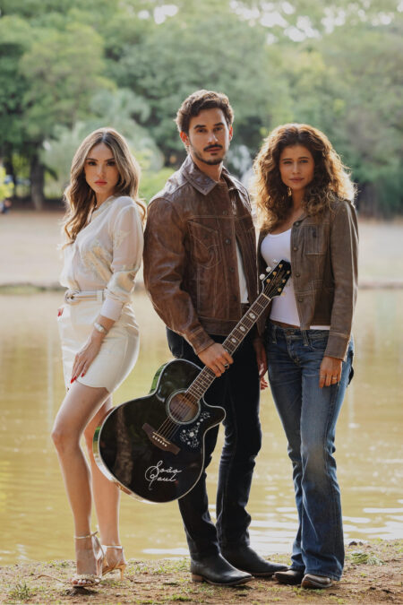 Naiane Sampaio (Isabelle Drummond), João Raul (Filipe Bragança) e Agrado Garcia (Isadora Cruz). 