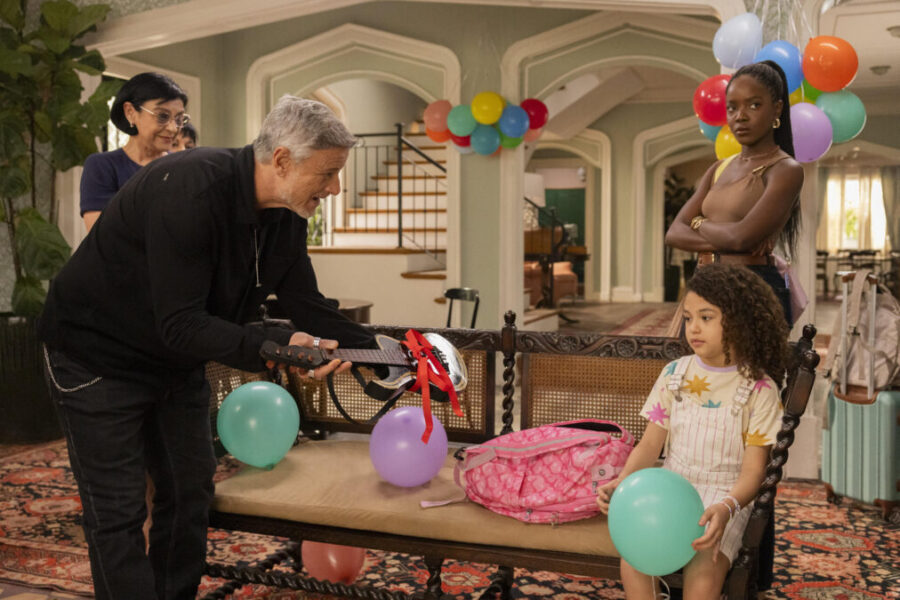 Jaques (Marcello Novaes) dá uma guitarra de brinquedo para Sofia (Elis Cabral).