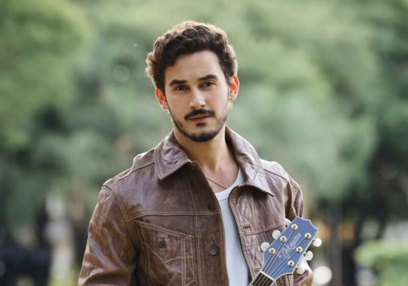 Filipe Bragança vive o astro sertanejo João Raul em 'Coração Acelerado'