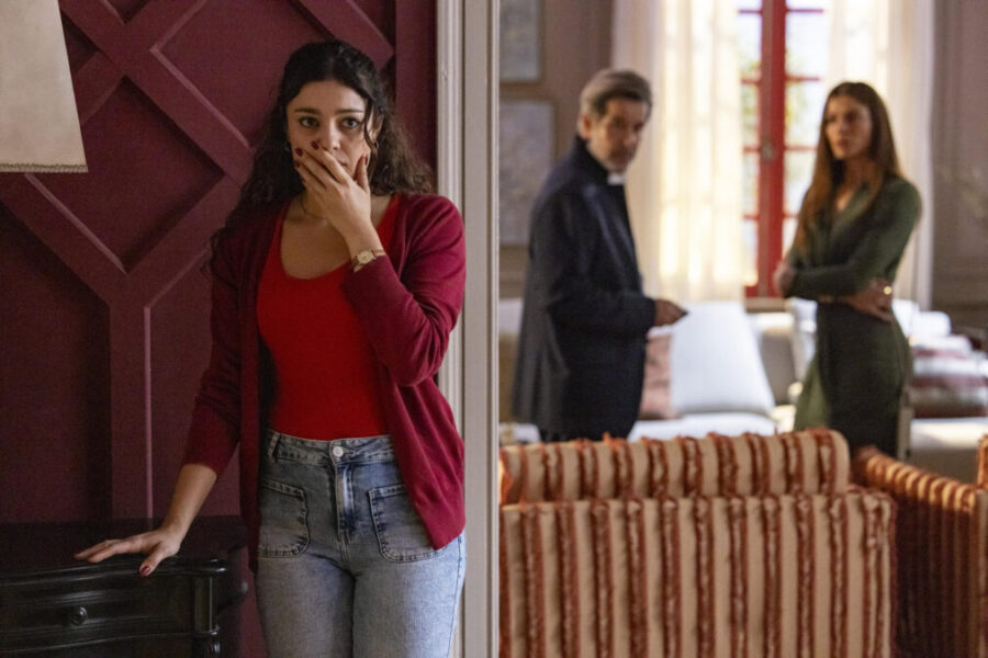 Gerluce (Sophie Charlotte) quebra um vaso de Arminda (Grazi Massafera). 