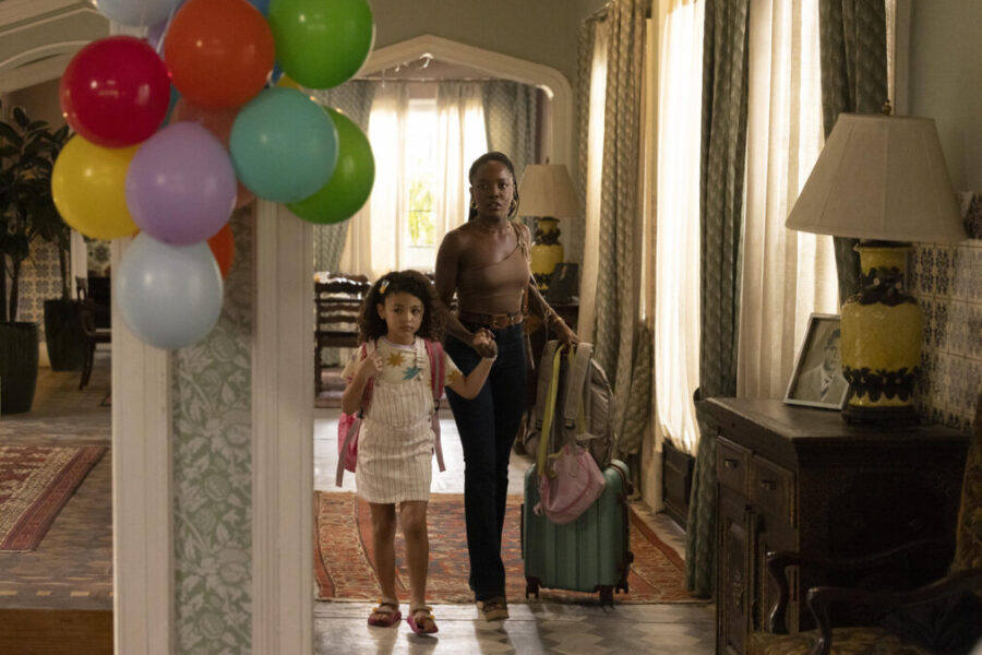 Léo (Clara Moneke) perde a guarda de Sofia (Elis Cabral). 