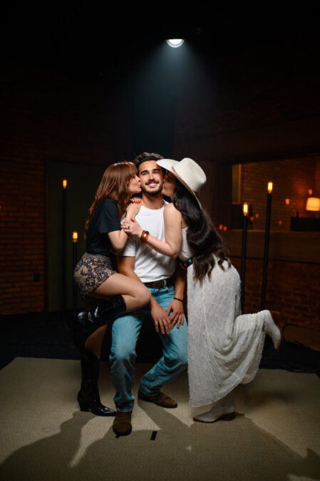 Maiara e Maraisa com João Raul (Filipe Bragança). 