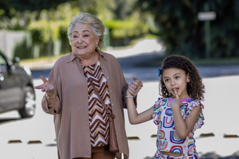 Rosa (Sueli Franco) desaparece com Sofia (Elis Cabral).