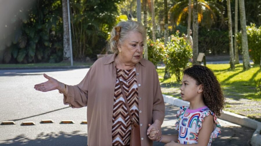 Rosa (Sueli Franco) desaparece com Sofia (Elis Cabral).