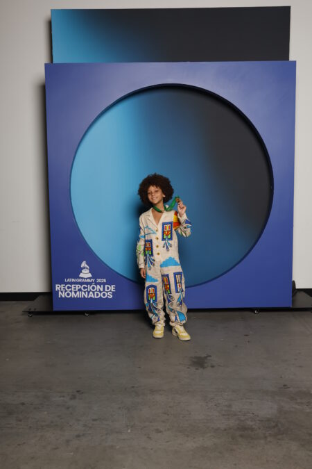 Antônio Caramelo posa com medalha do Grammy Latino.