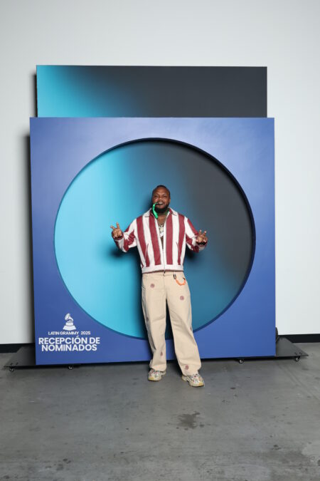 Djonga posa com medalha do Grammy Latino