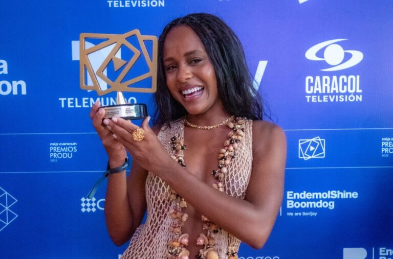 Duda Santos recebe prêmio internacional por 'Garota do Momento'