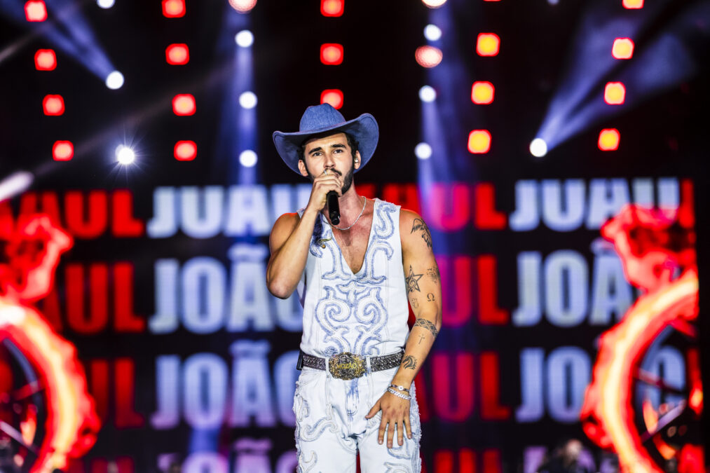 Filipe Bragança como o protagonista João Raul, de “Coração Acelerado”, em participação especial no Caldas Country Festival