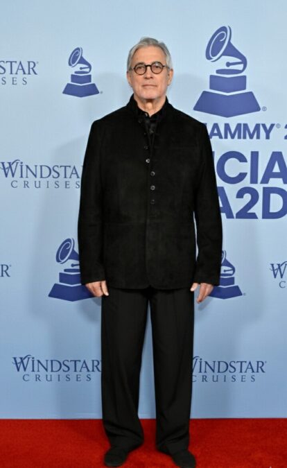 Ivan Lins recebe Prêmio à Excelência Musical no Grammy Latino 2025.