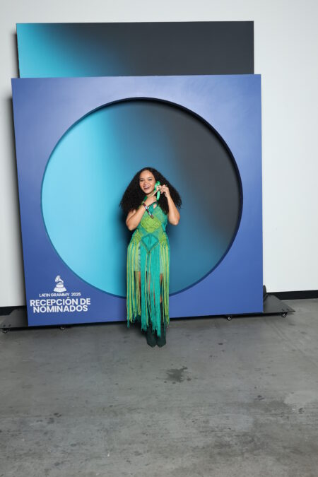 Joyce Alane posa com medalha do Grammy Latino.