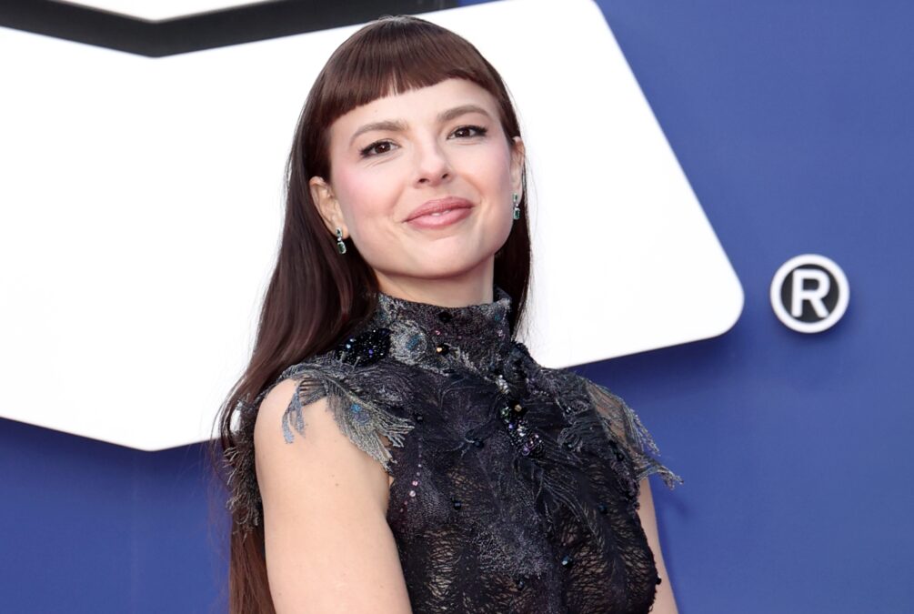 Julia Mestre elege look 'gótica suave' para o Grammy Latino