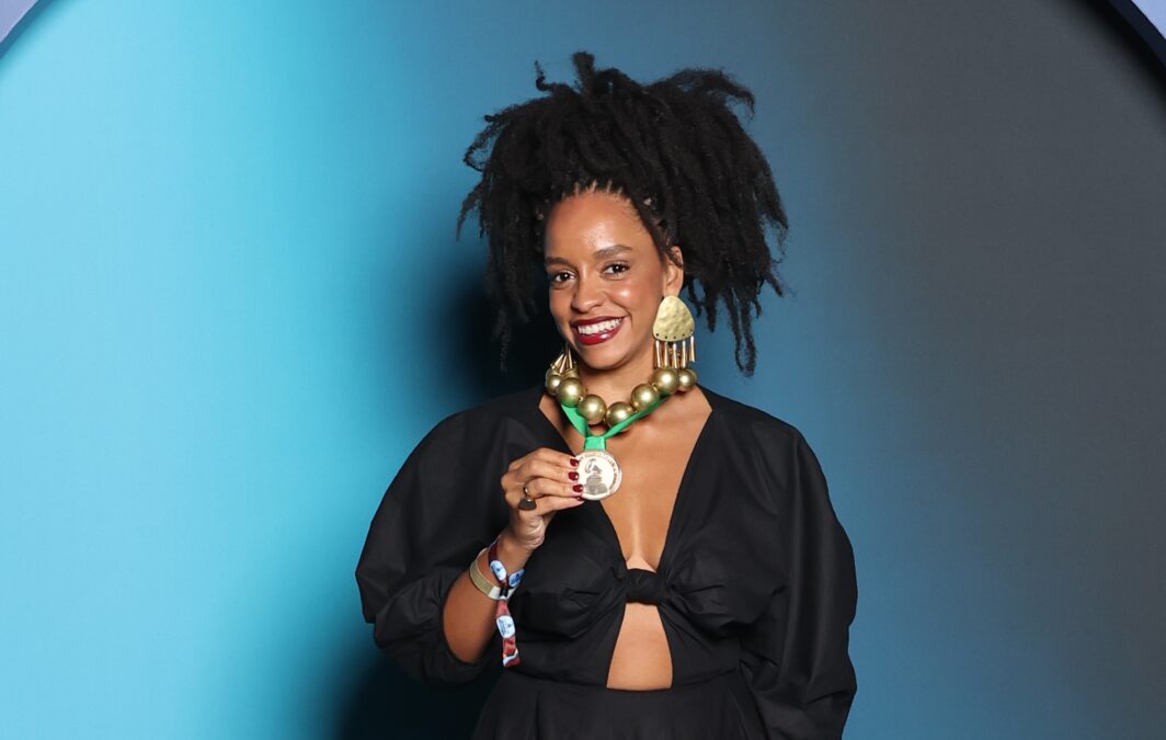 Juliane Gamboa brilha em recepção do Grammy Latino 2025