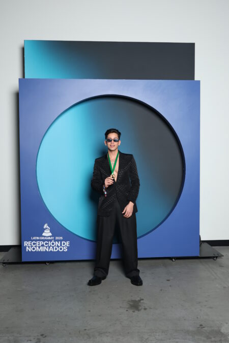 Léo Foguete posa com medalha do Grammy Latino 2025. 