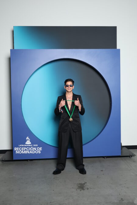 Léo Foguete posa com medalha do Grammy Latino. 