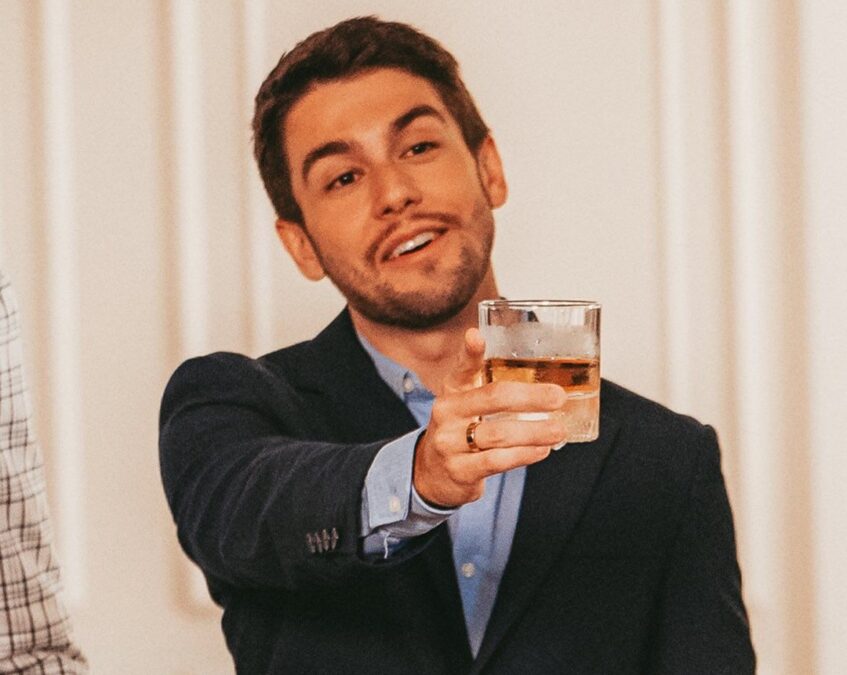 Lucas (Daniel Rangel) bebe veneno em 'Tudo Por Uma Segunda Chance'.