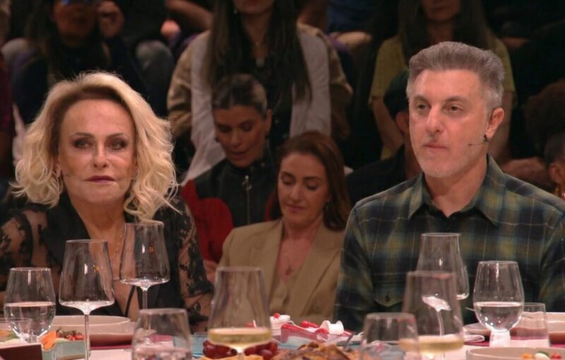 Luciano Huck e Ana Maria Braga ouvem relato de Simone Mendes.