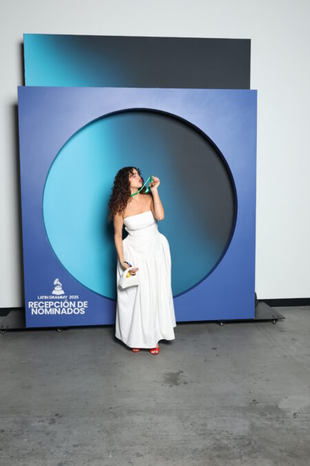 Natasha Falcão posa com medalha do Grammy Latino.