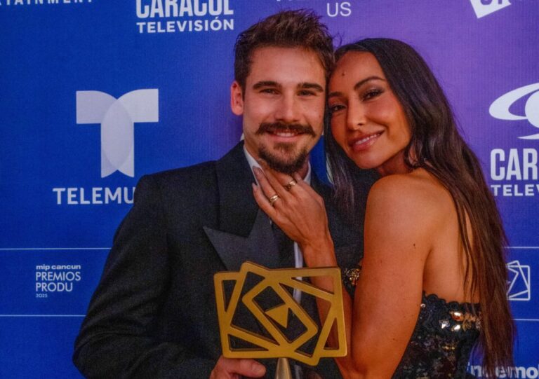 Nicolas Prattes e Sabrina Sato no Prêmios PRODU.