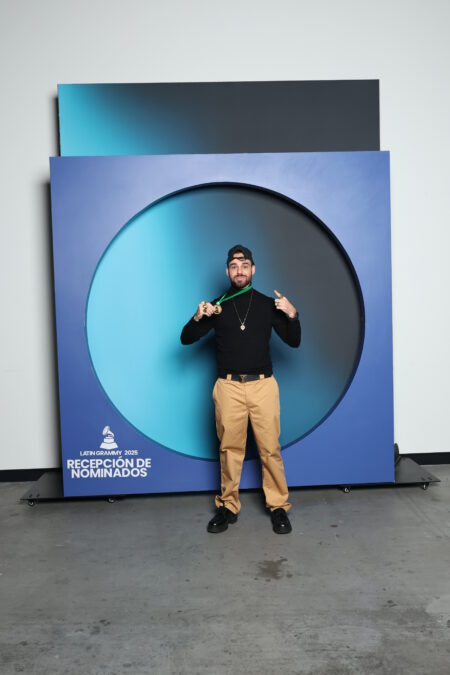 Papatinho posa com medalha do Grammy Latino.