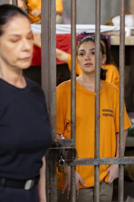 Paula (Debora Ozório) na cadeia. 