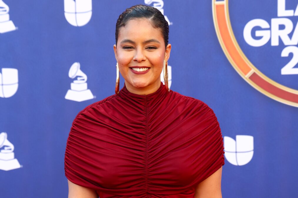 Rachel Reis aposta em vestido vinho no Grammy Latino