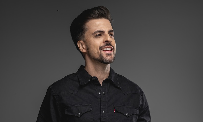 Rodrigo Fernandes celebra retorno ao Brasil com o DVD "De Volta Pra Estrada"