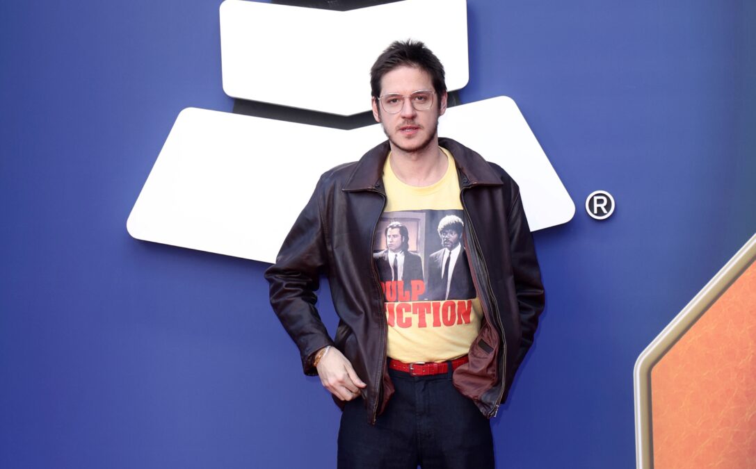 Rubel surpreende no Grammy Latino com camiseta de Pulp Fiction