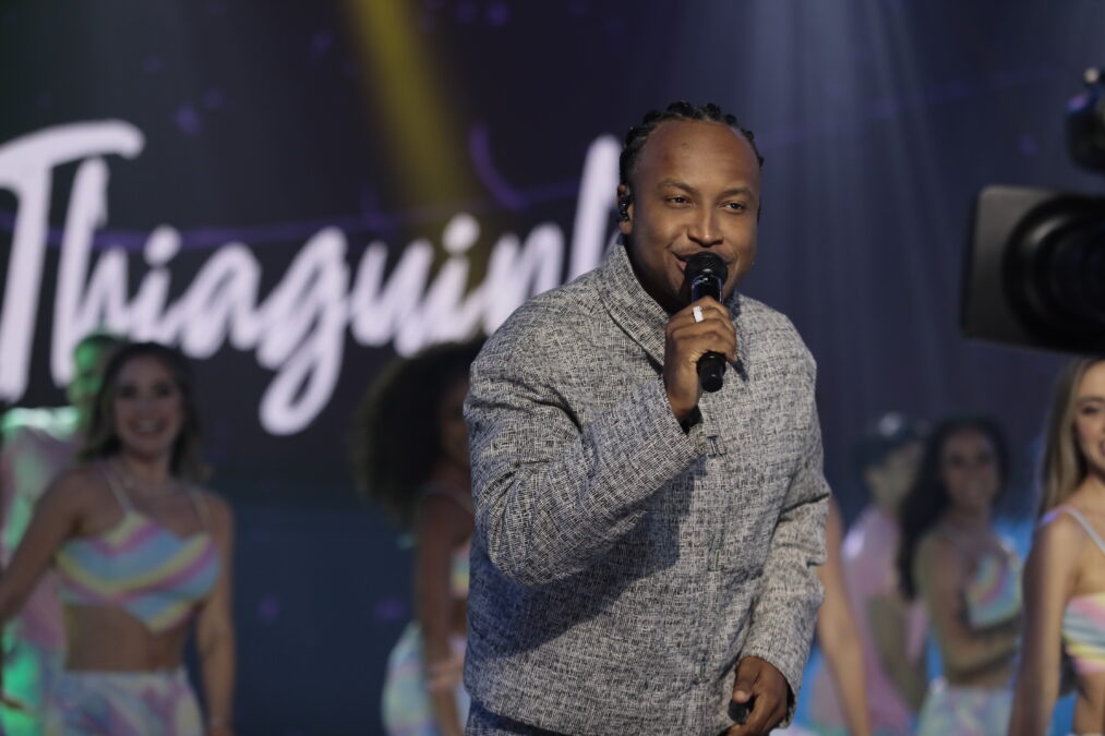 thiaguinho-no-teleton-2025-cantor-chega-para-apoiar-maratona-da-aacd
