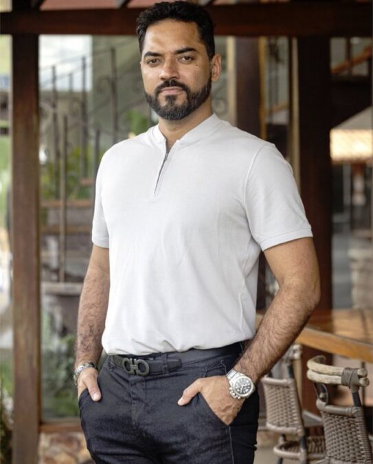 Thomás Aquino vive Ronei Soares na novela 'Coração Acelerado'.