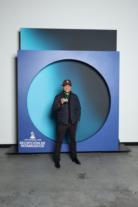 Tierry posa com medalha do Grammy Latino. 