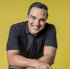 Tadeu Schmidt é o apresentador do BBB 26