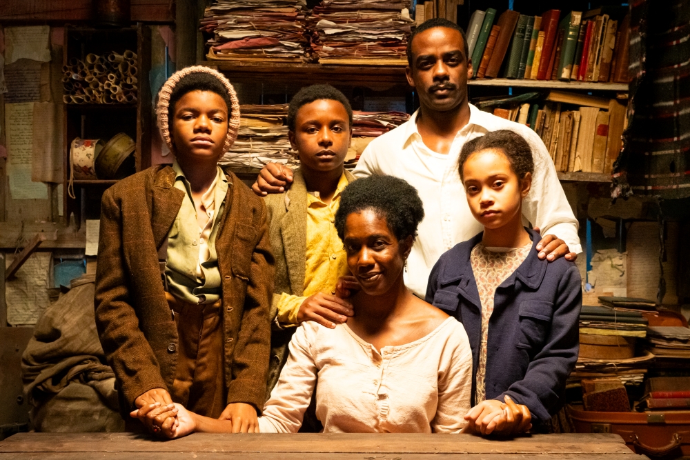 A atriz Maria Gal e os talentos mirins Laura Vick, Raphael Raposo e Thawan Lucas.