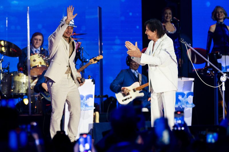 João Gomes ao lado de Roberto Carlos.