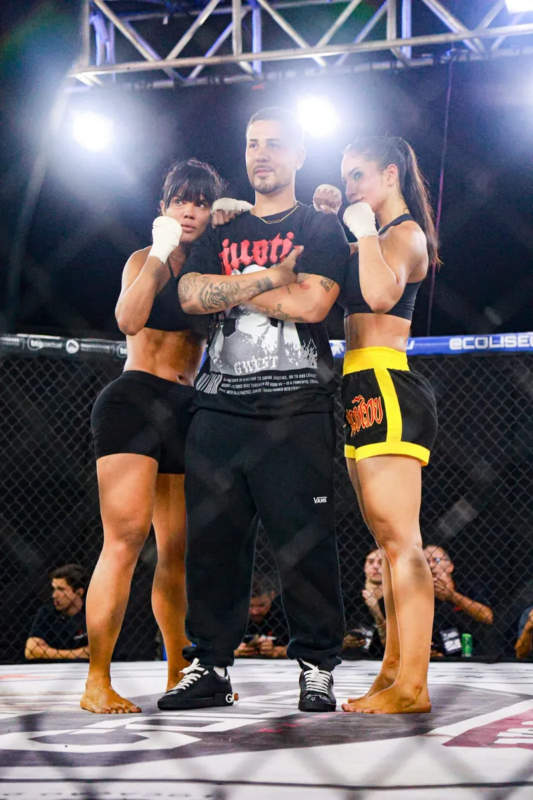 Walesca luta contra Theila Sabrina por beijo de Carlinhos Maia.