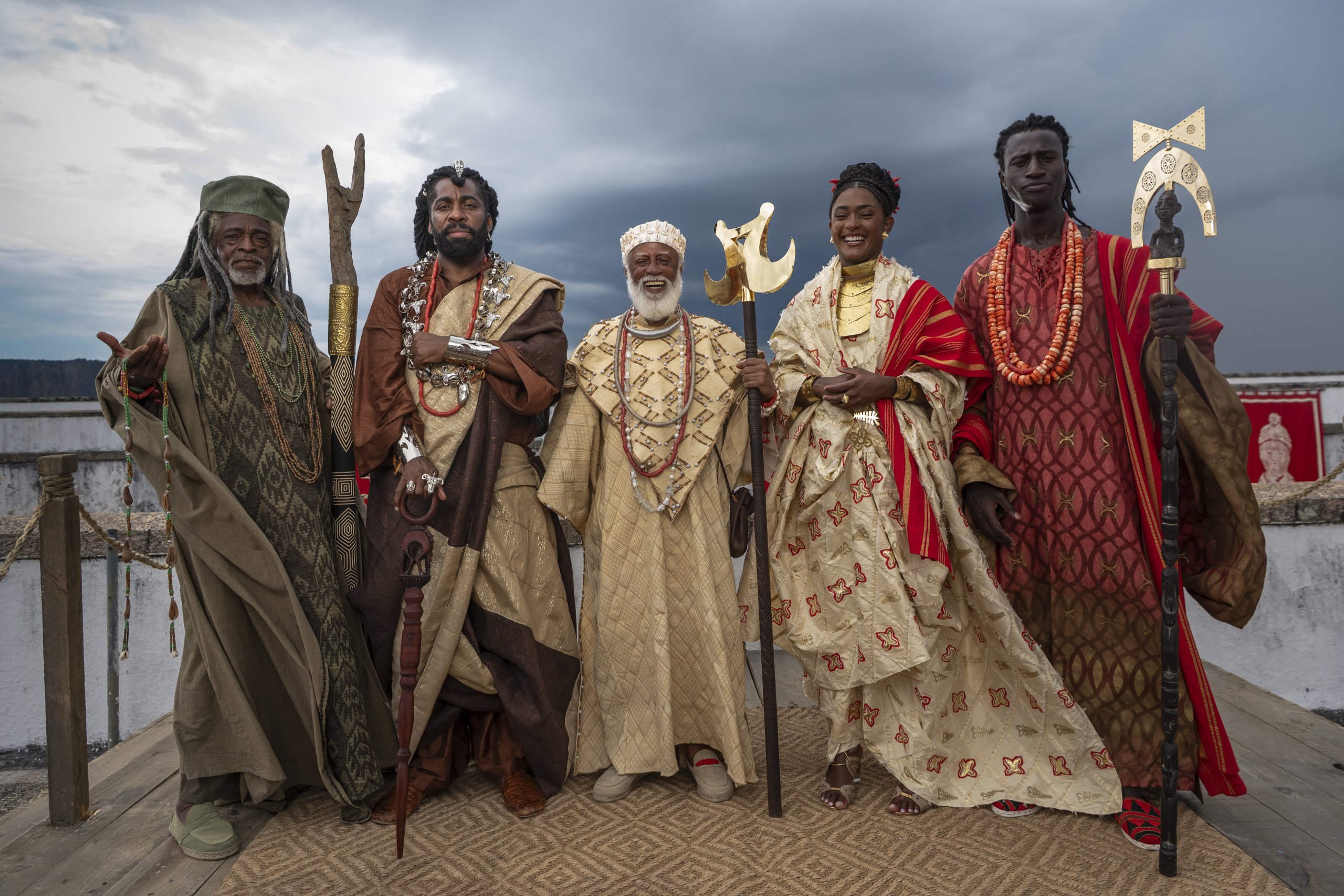 Bastidores de 'A Nobreza do Amor' com Oruka (Vado), Jendal (Lázaro Ramos), Chinua (Hilton Cobra), rainha Niara (Erika Januza) e rei Cayman II (Welket Bungué).